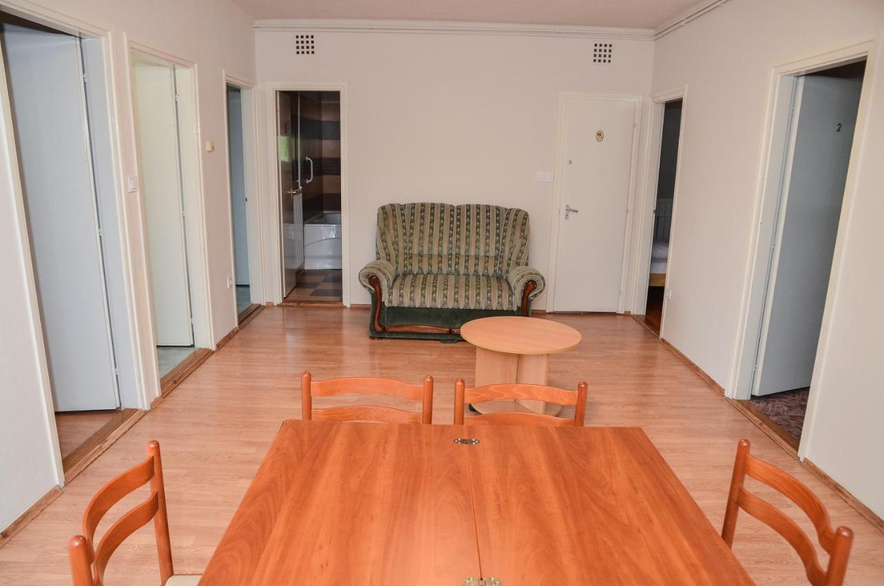 HajdúszoboszlóGabor Aron Apartman公寓式酒店 外观 照片