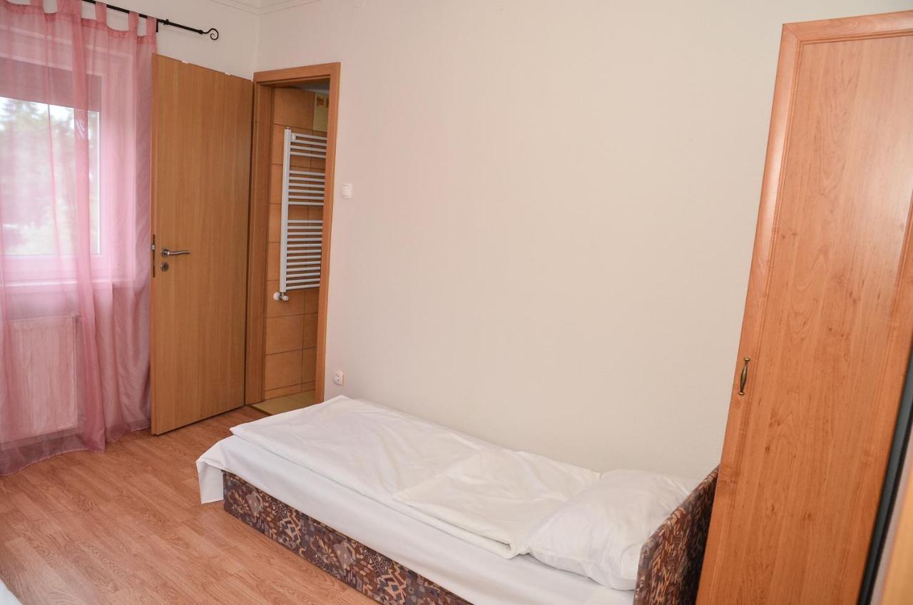 HajdúszoboszlóGabor Aron Apartman公寓式酒店 外观 照片